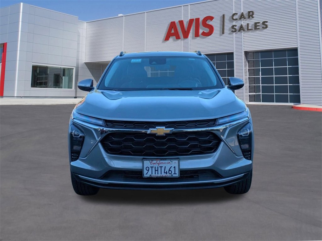 Used 2025 Chevrolet Trax LT w/ LT Convenience Package image 2