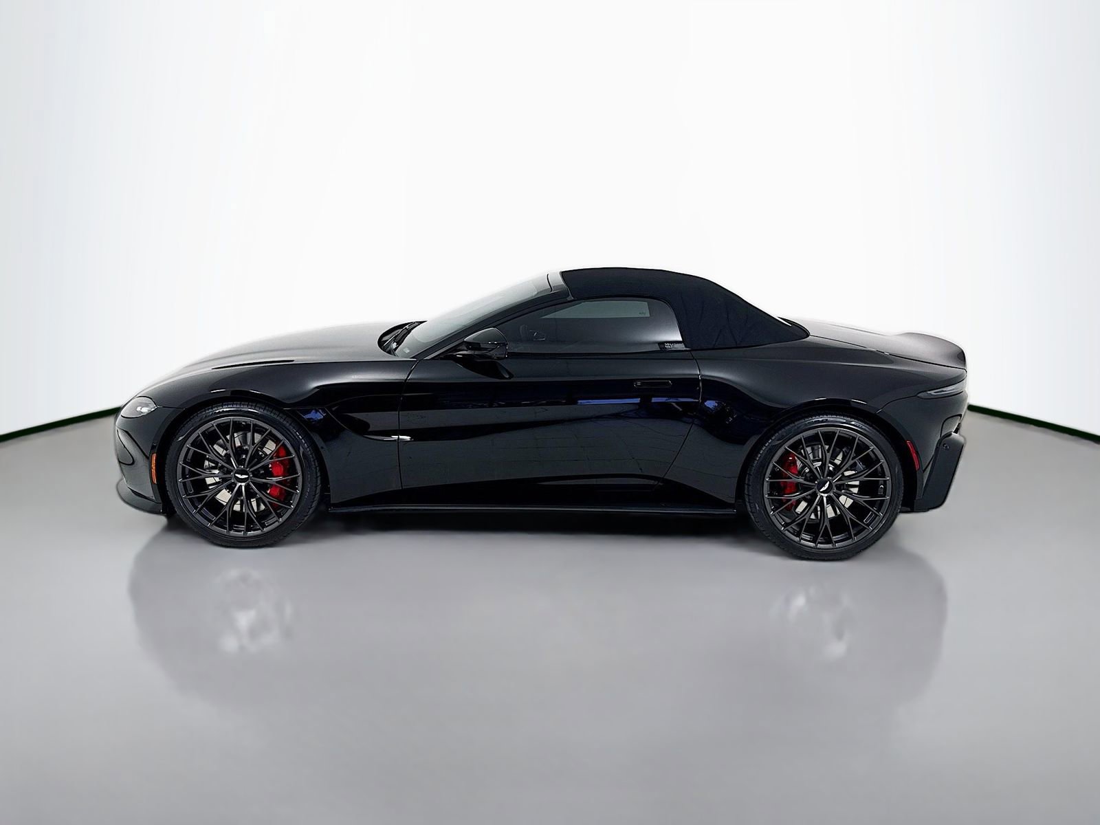 Used 2023 Aston Martin V8 Vantage Roadster image 4