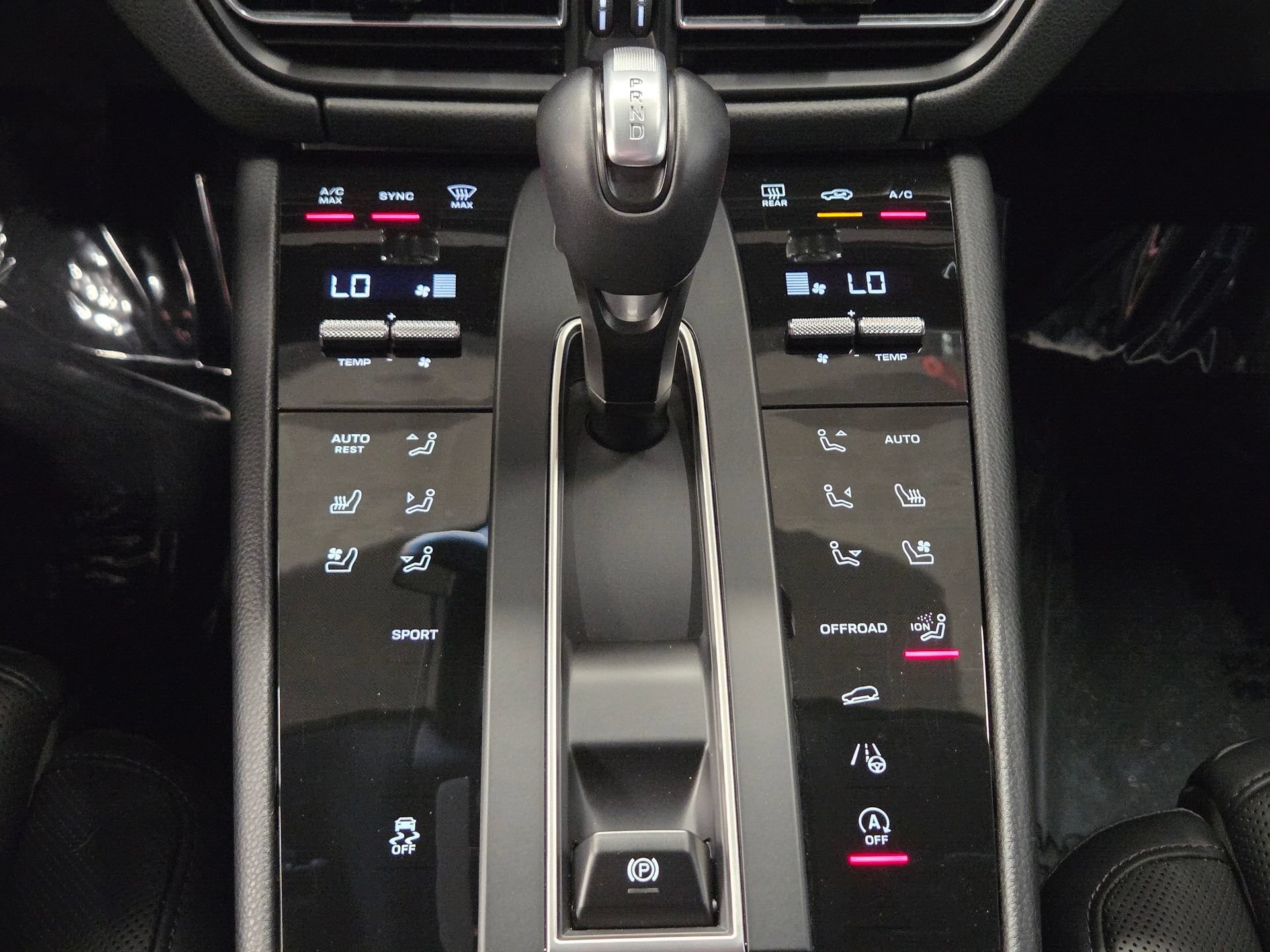 Certified 2025 Porsche Macan AWD/4WD image 24
