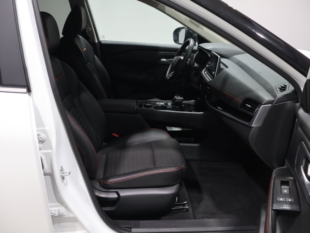 Used 2025 Nissan Rogue SV AWD/4WD image 26