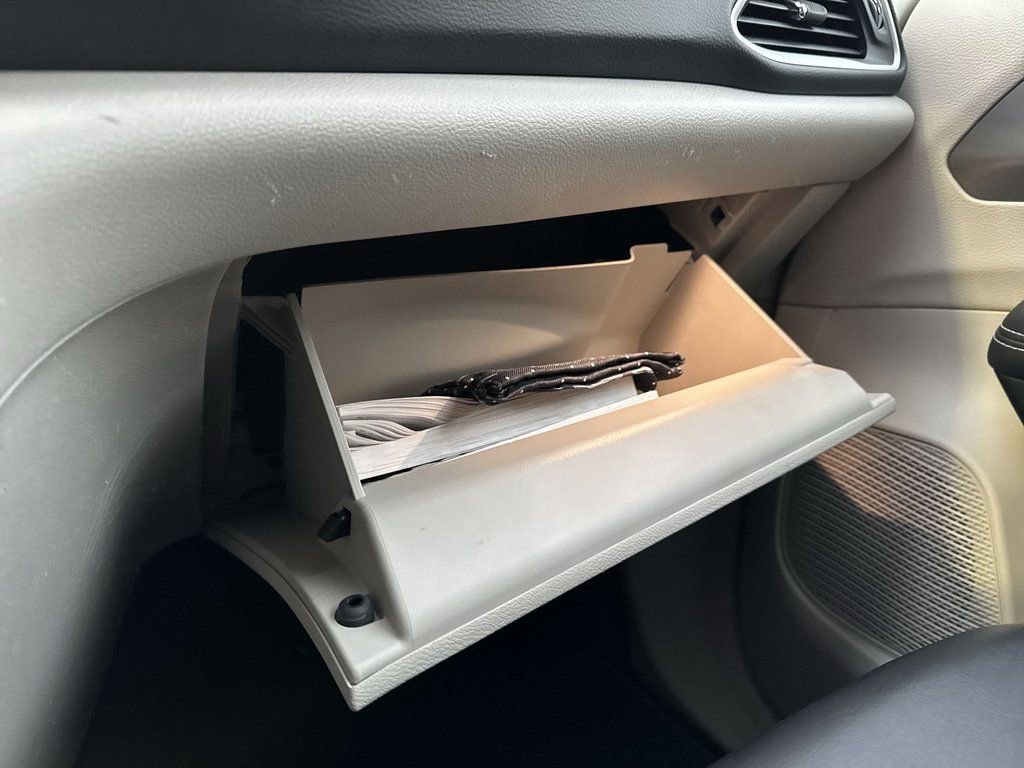 Used 2023 Chrysler Pacifica Touring-L image 26