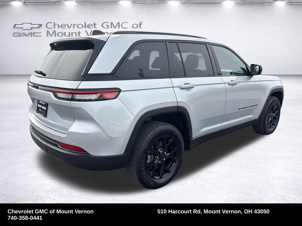 Used 2025 Jeep Grand Cherokee Altitude AWD/4WD image 5