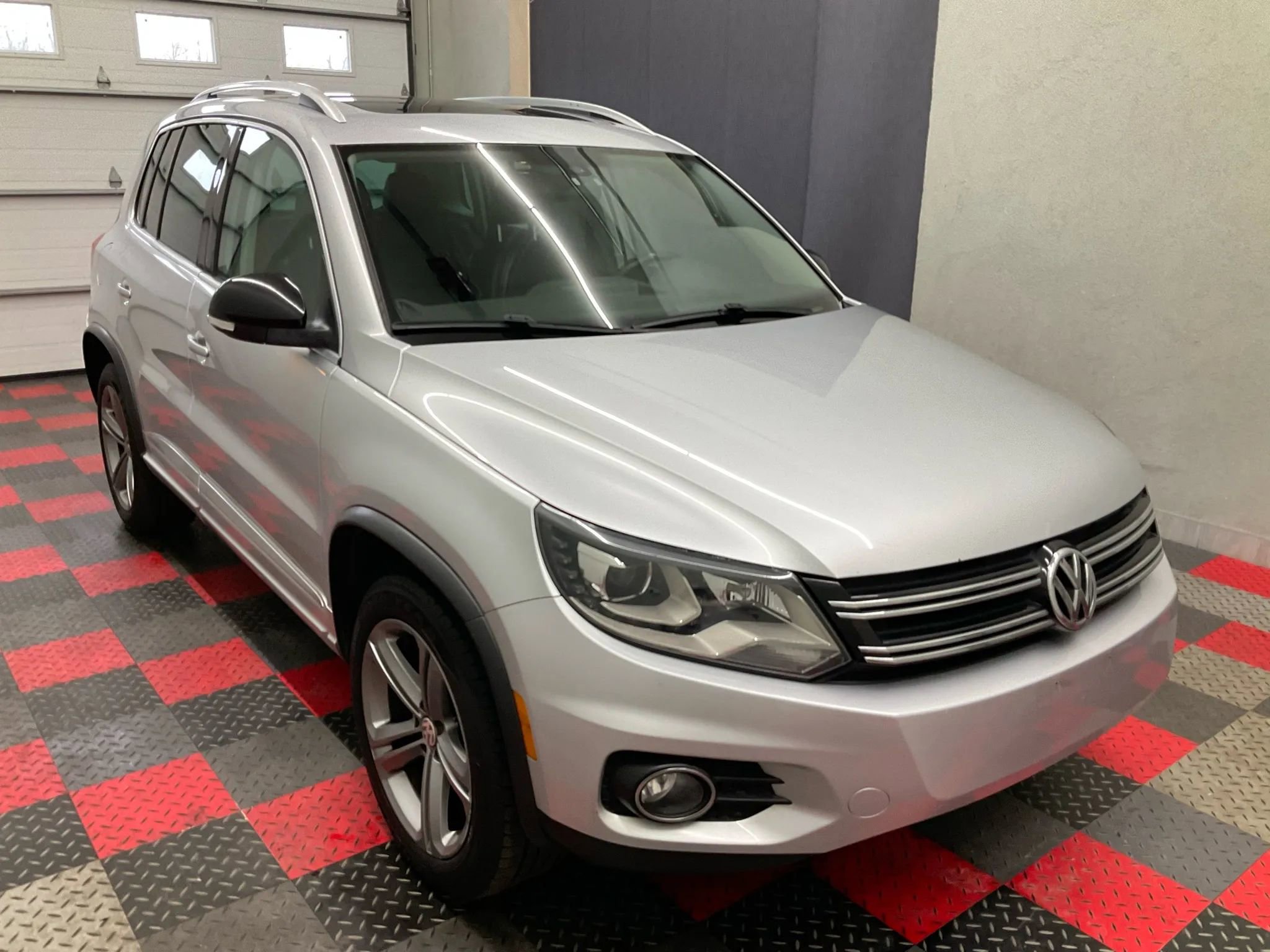 Used 2017 Volkswagen Tiguan Sport image 2