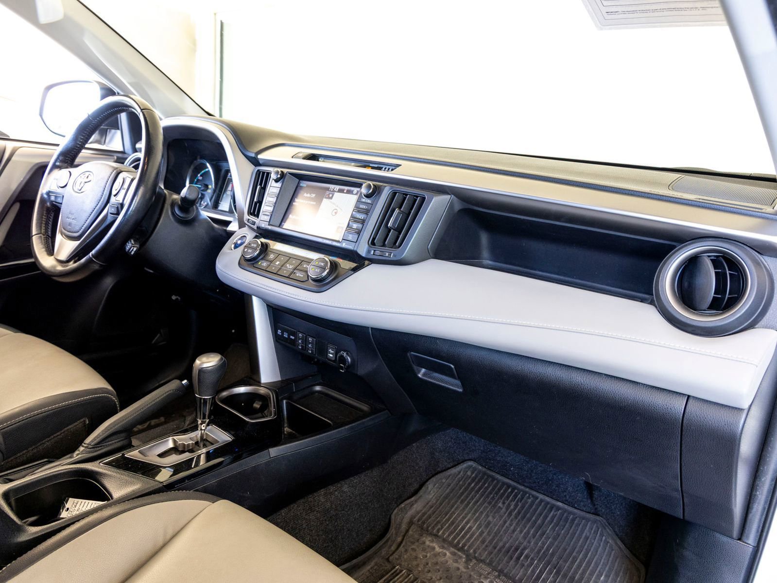 Used 2018 Toyota RAV4 Limited w/ Advanced Technology Package image 28