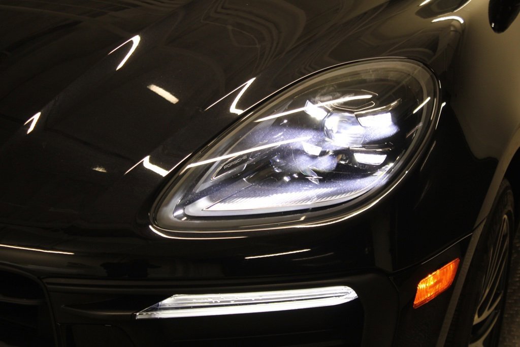 Certified 2025 Porsche Macan image 12