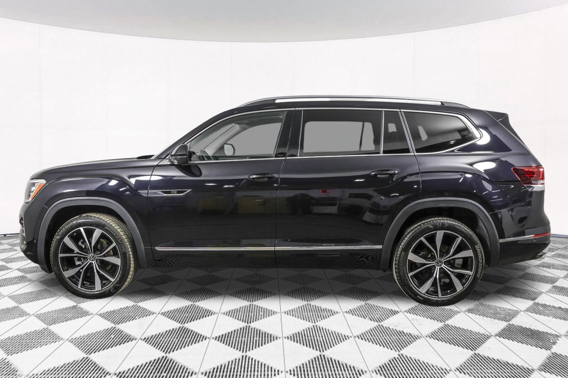 Used 2024 Volkswagen Atlas SEL Premium R-Line image 23