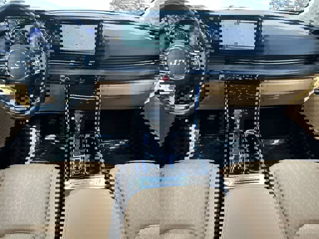 Certified 2024 Kia Carnival EX image 24