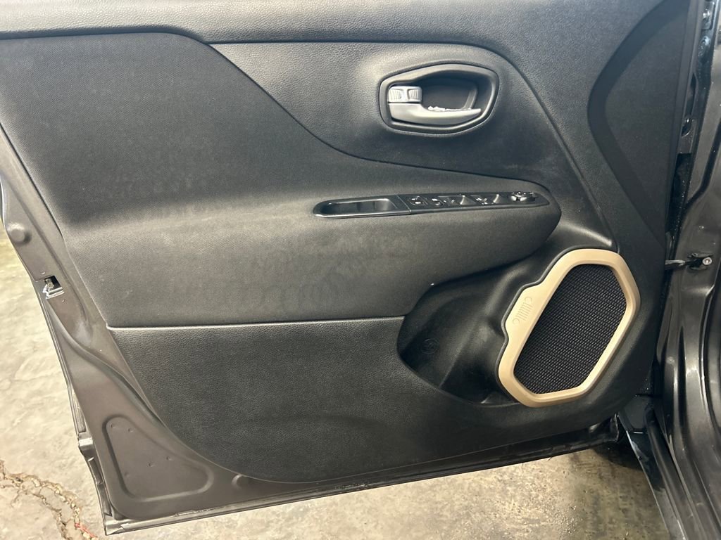 Used 2016 Jeep Renegade Latitude w/ Popular Equipment Group image 10