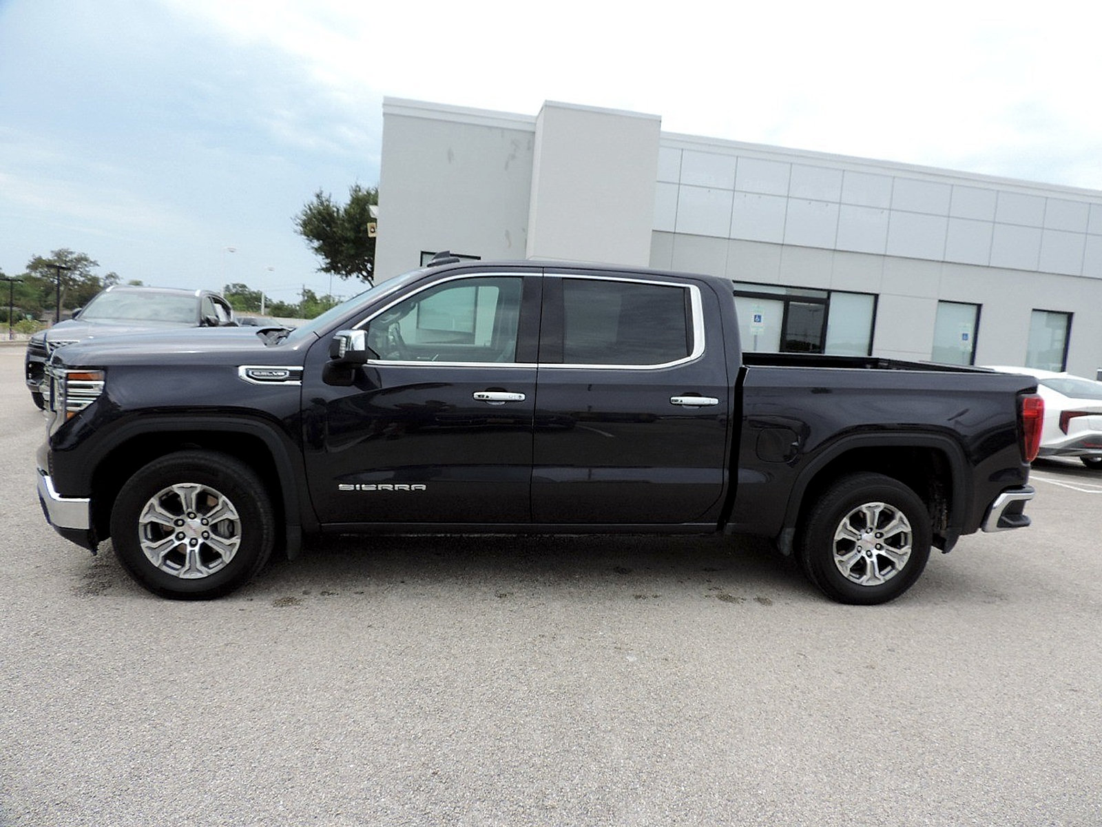 Used 2025 GMC Sierra 1500 SLT RWD image 8