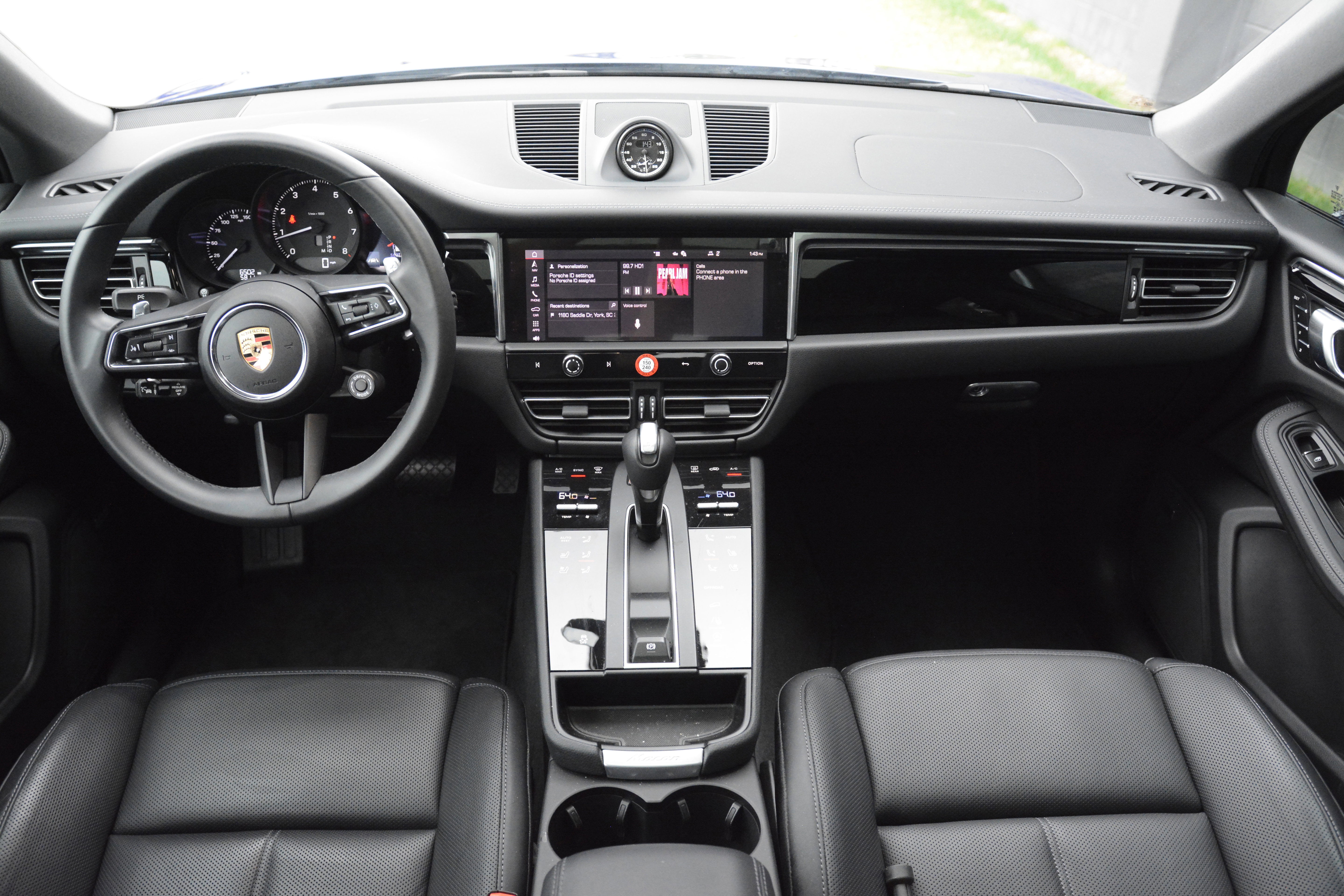 Certified 2025 Porsche Macan AWD/4WD image 12