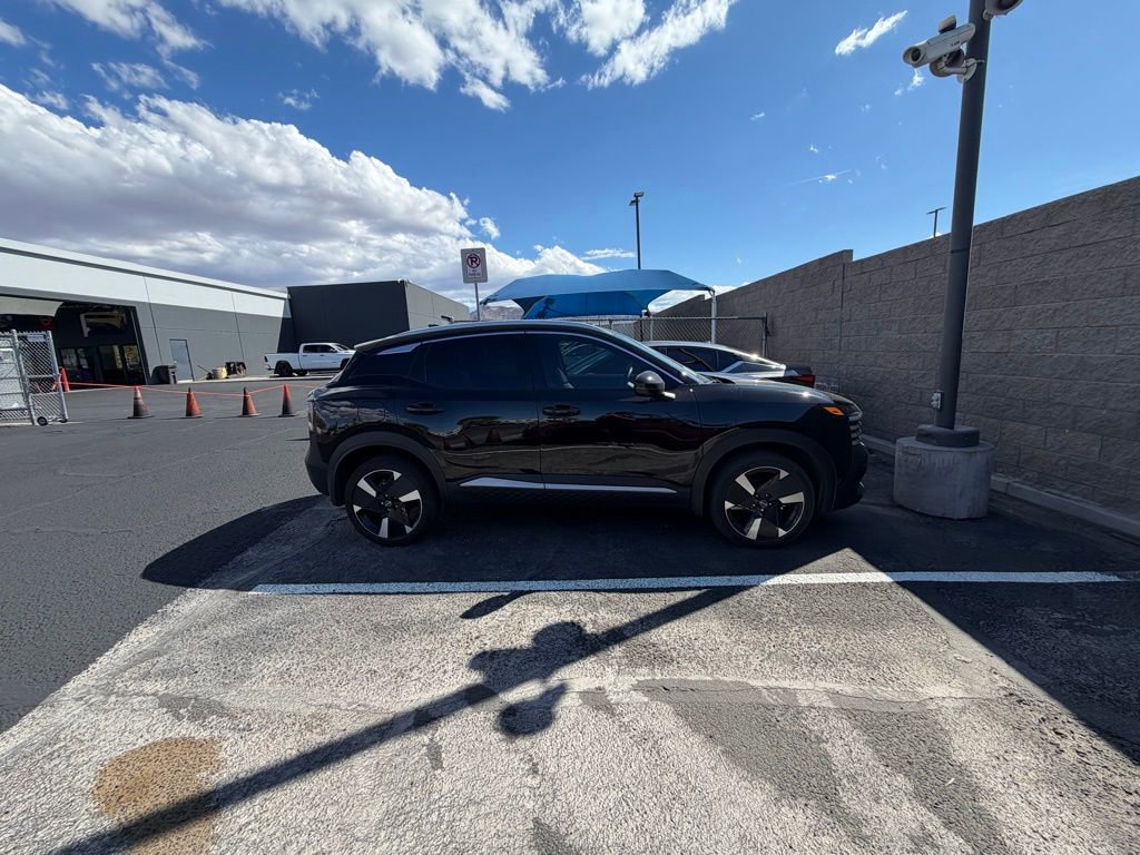 Used 2025 Nissan Kicks SR w/ Illumination Package image 4