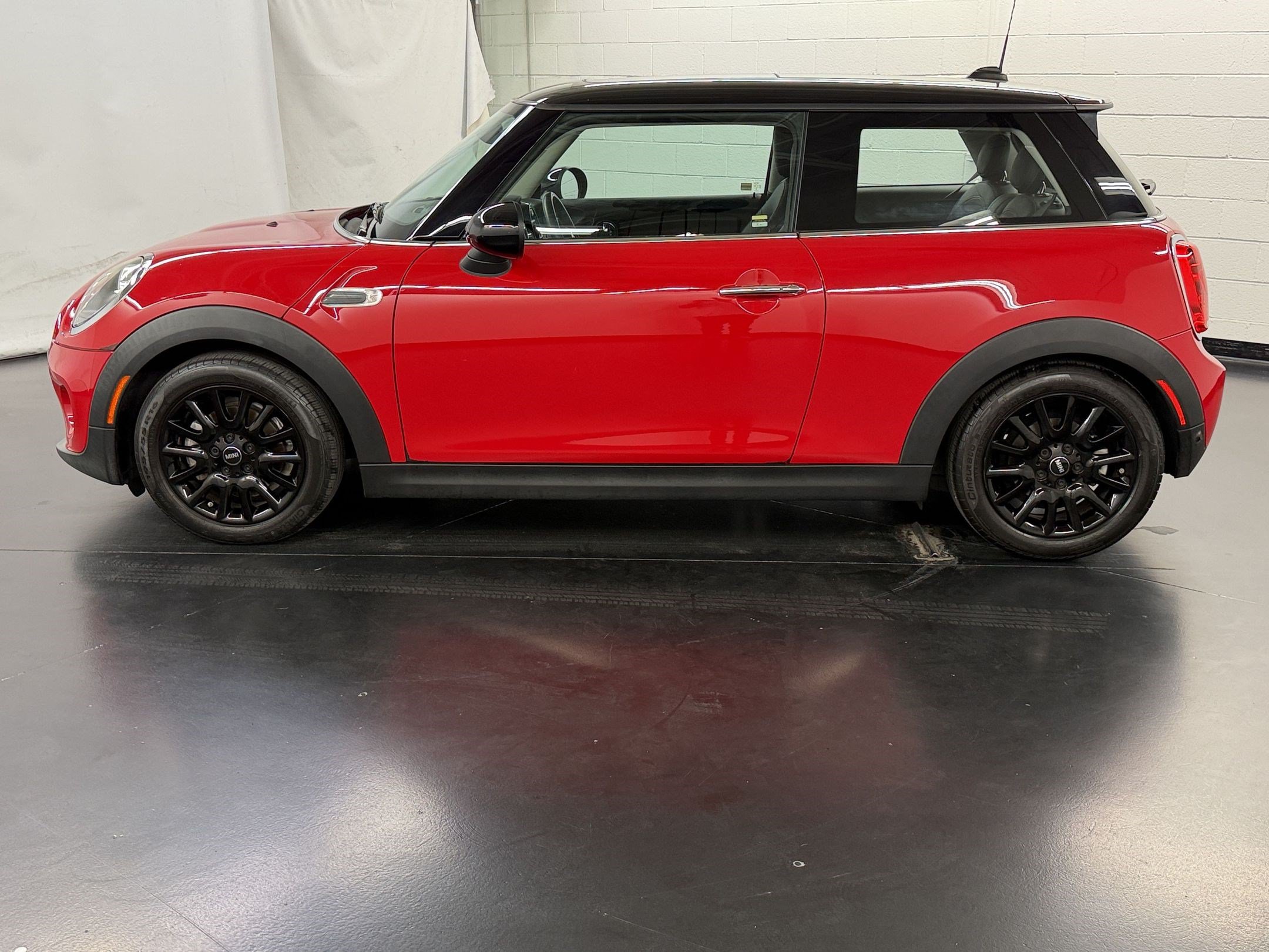 Used 2019 MINI Cooper 2-Door Hardtop w/ Signature Upholstery Package FWD image 2