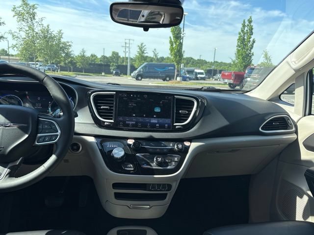 Used 2023 Chrysler Pacifica Touring-L FWD image 20