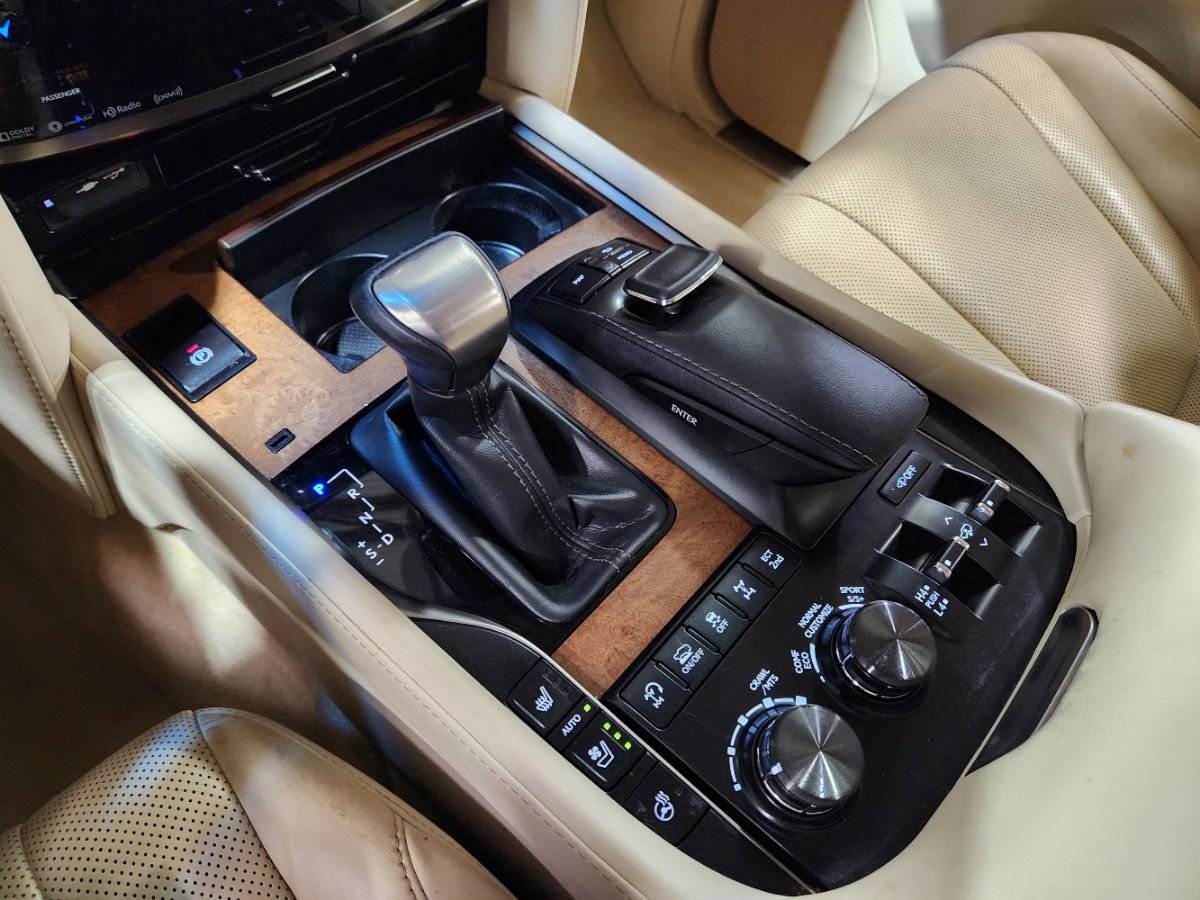 Used 2021 Lexus LX 570 4WD w/ Luxury Package image 39