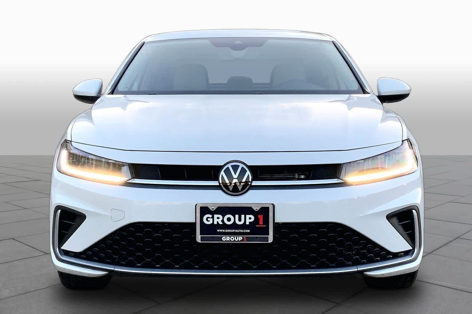 Used 2025 Volkswagen Jetta SE FWD image 4