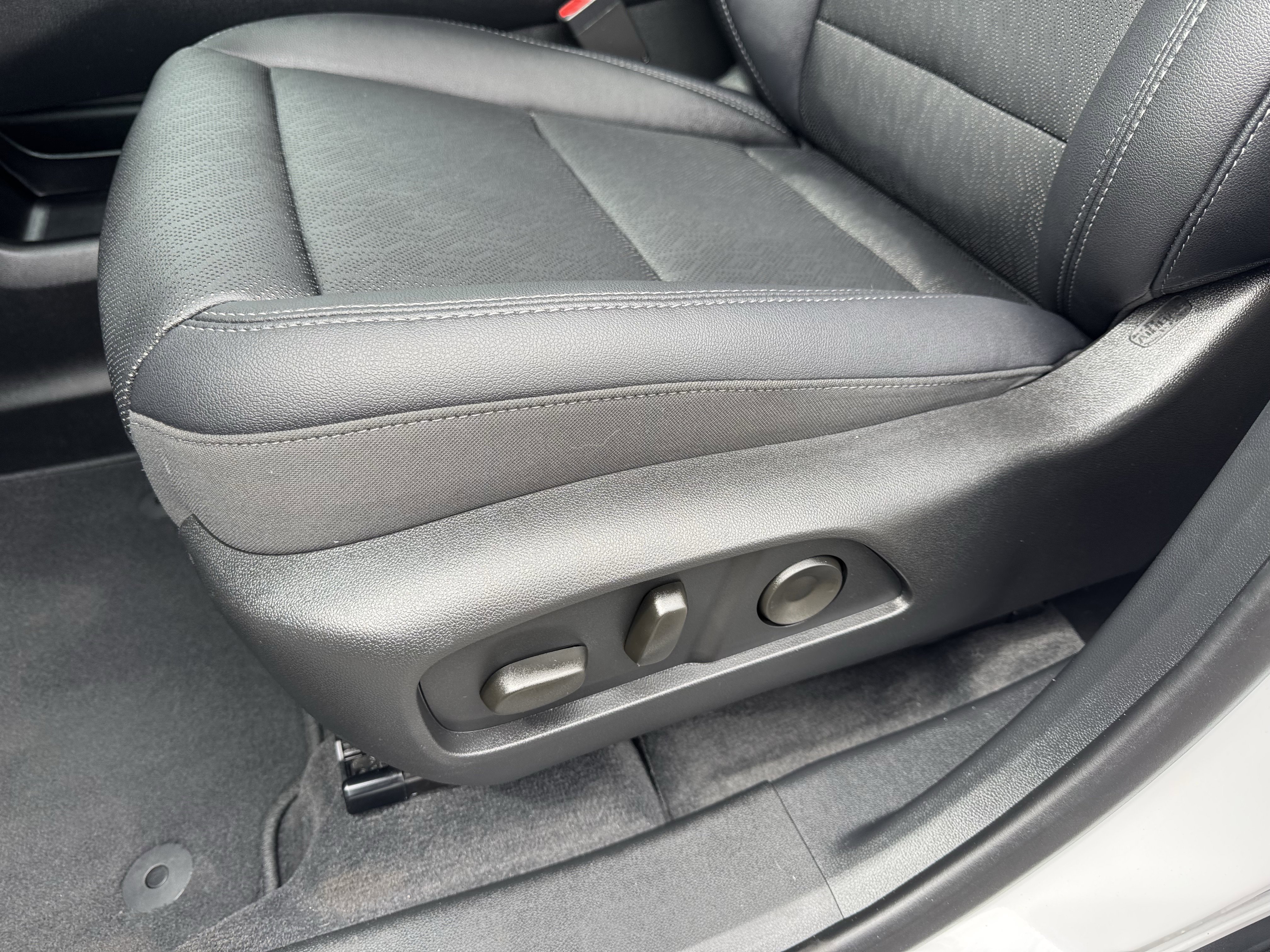 Used 2026 Chevrolet Equinox LT w/ Convenience Package II FWD image 14