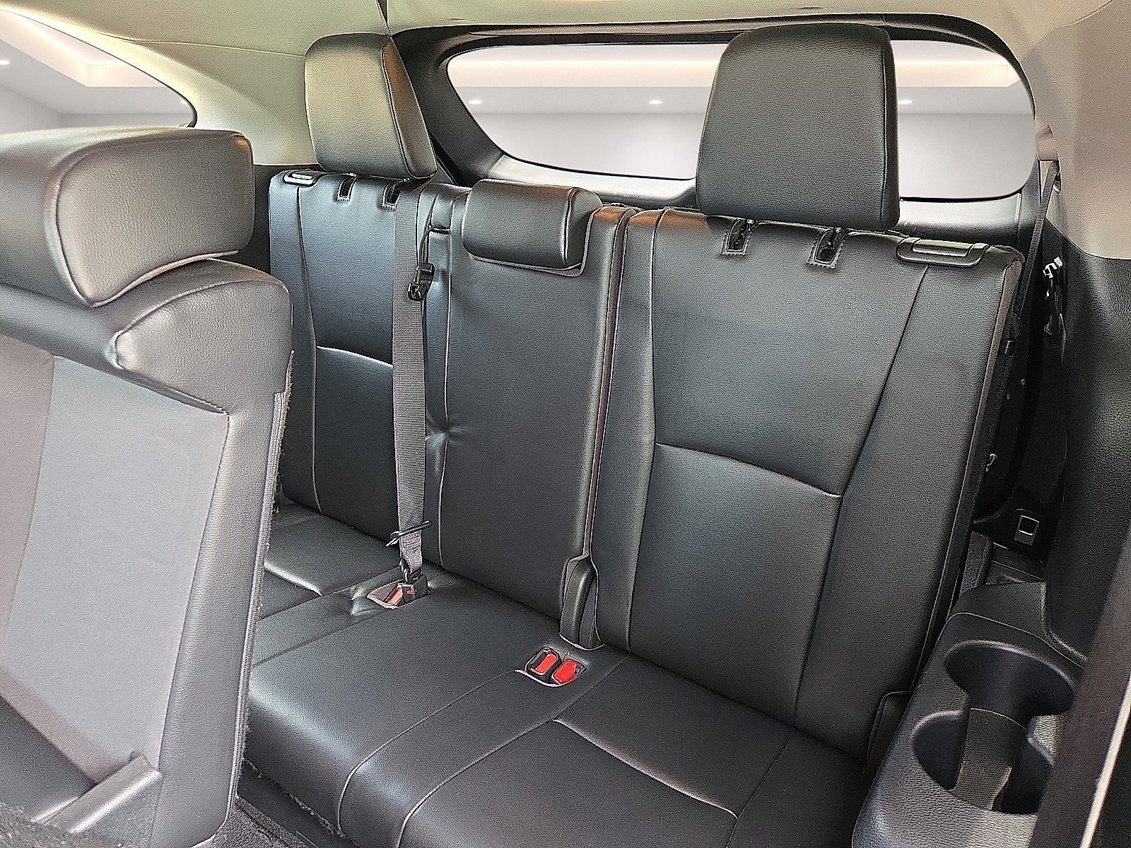 Used 2023 Toyota Highlander XLE AWD/4WD image 10
