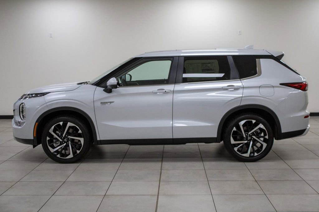 Used 2024 Mitsubishi Outlander SE image 3