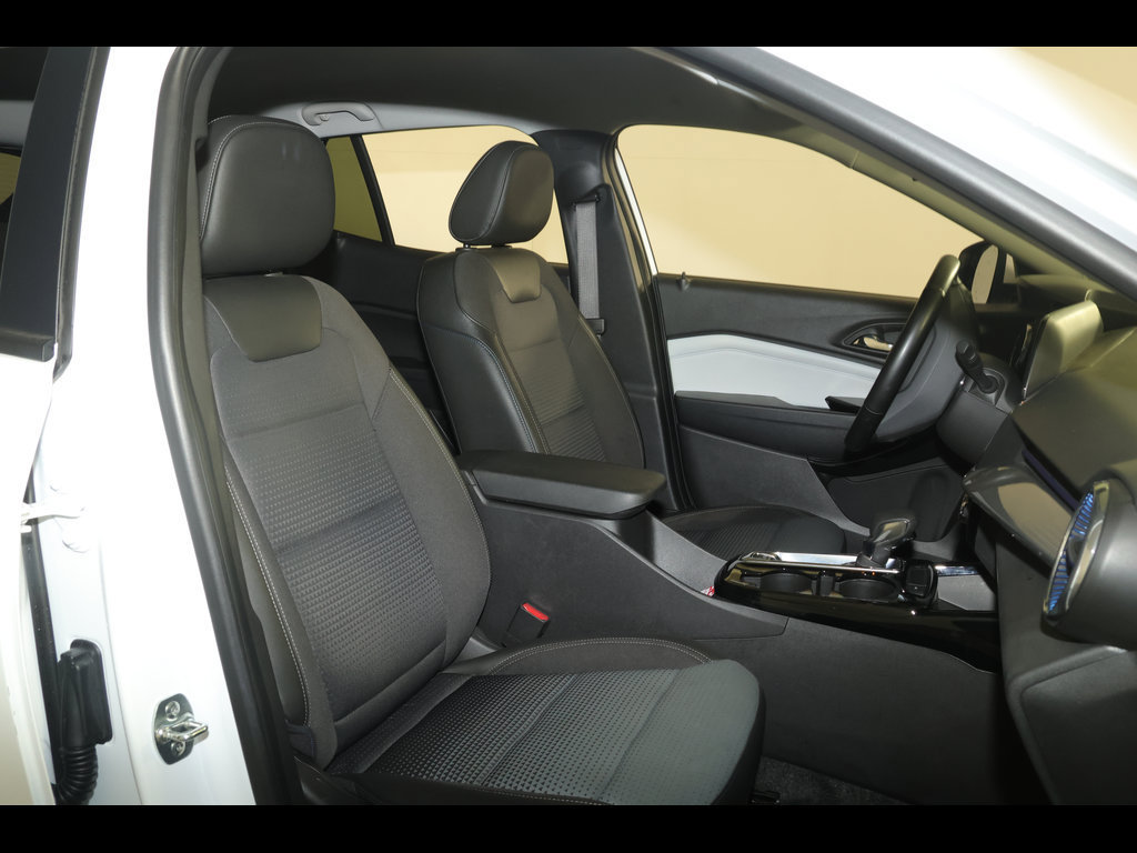Certified 2025 Chevrolet Trax LT w/ Driver Confidence Package FWD image 28