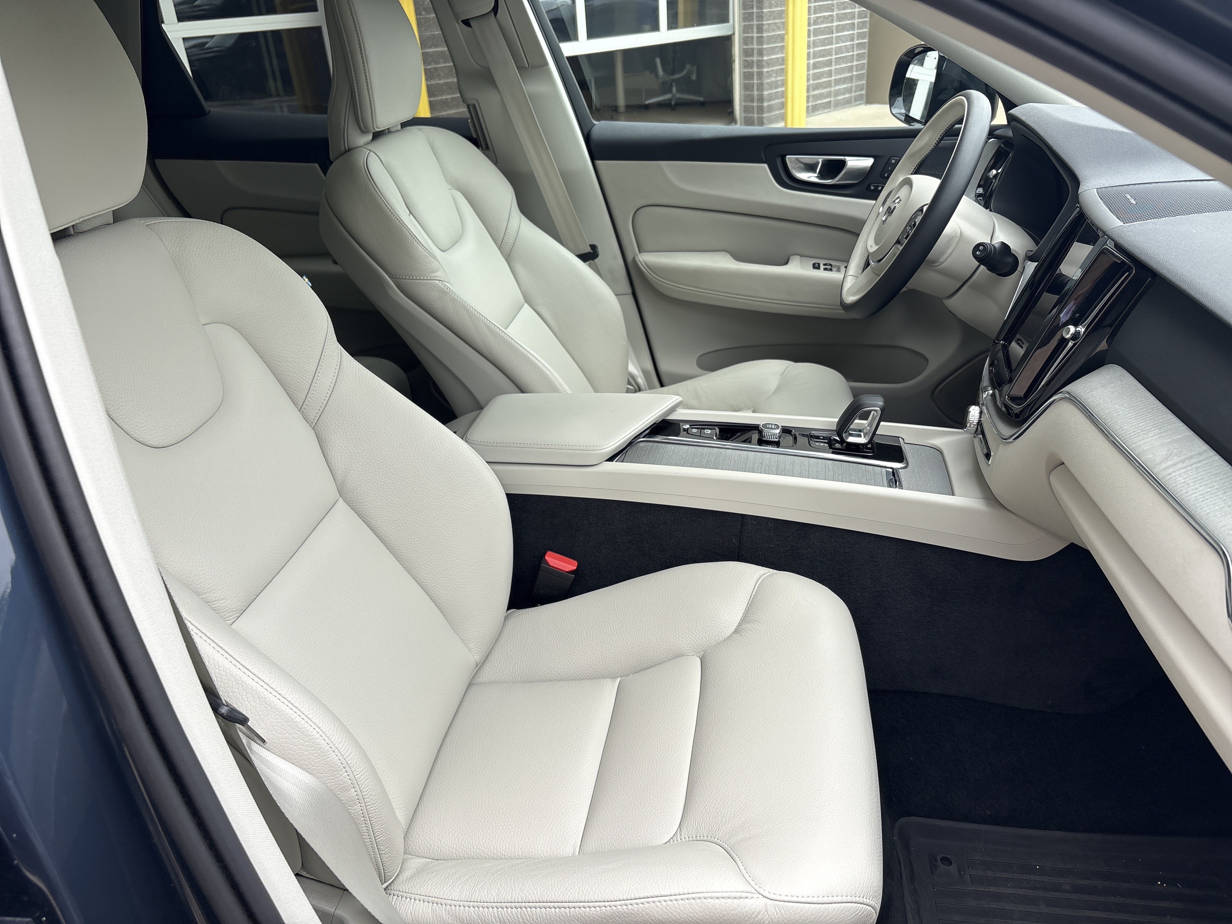 Used 2024 Volvo XC60 B5 Plus w/ Protection Package Premier AWD/4WD image 32