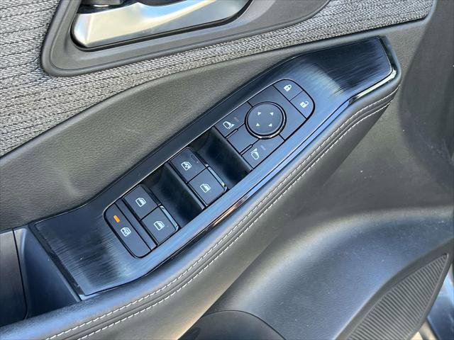 Used 2023 Nissan Rogue SV image 16