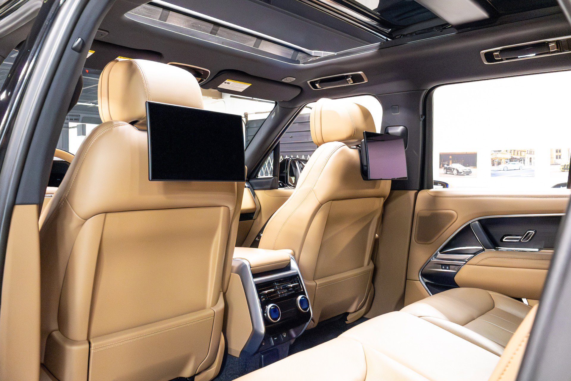 Used 2024 Land Rover Range Rover SE image 14