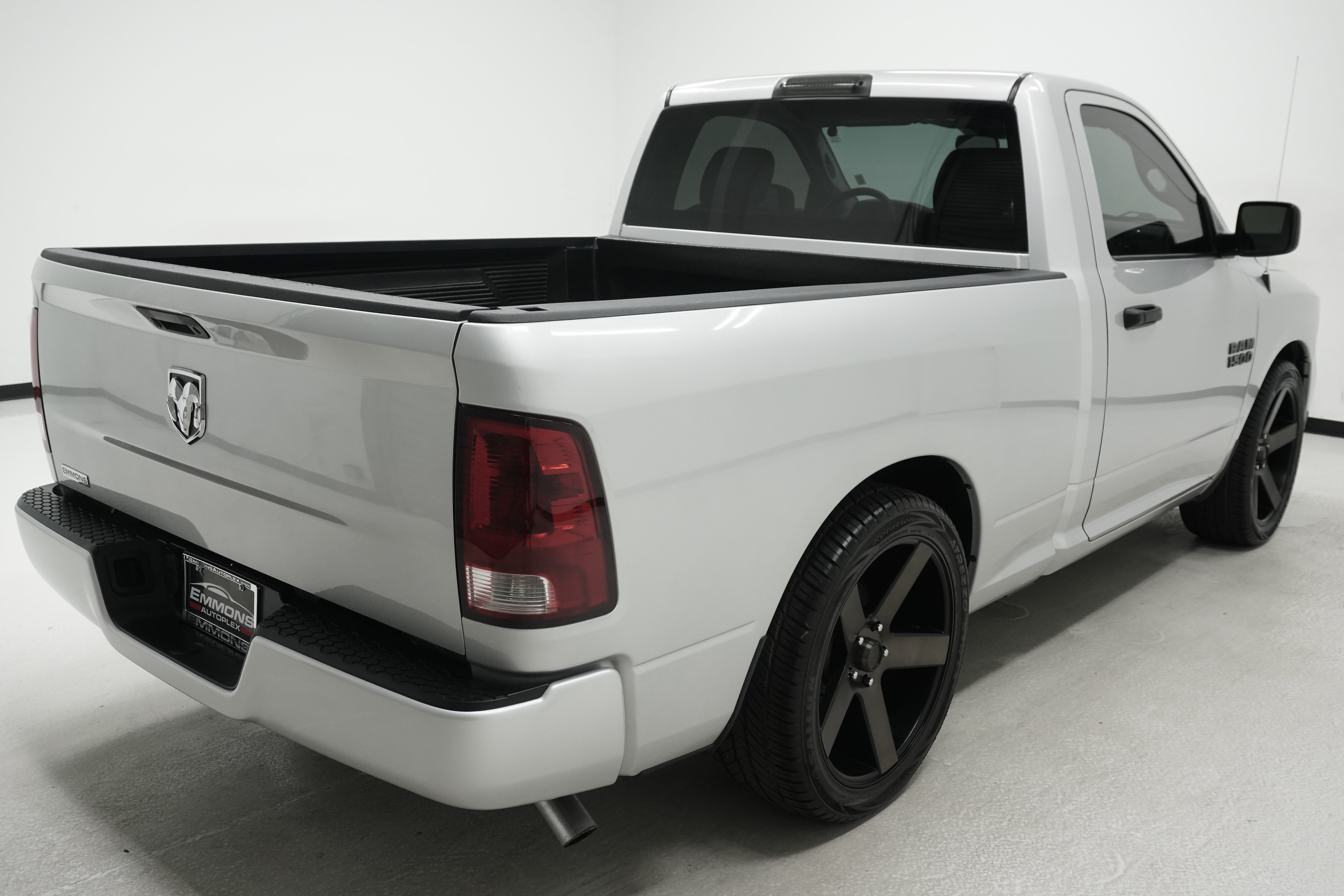 Used 2017 RAM 1500 Express RWD image 4