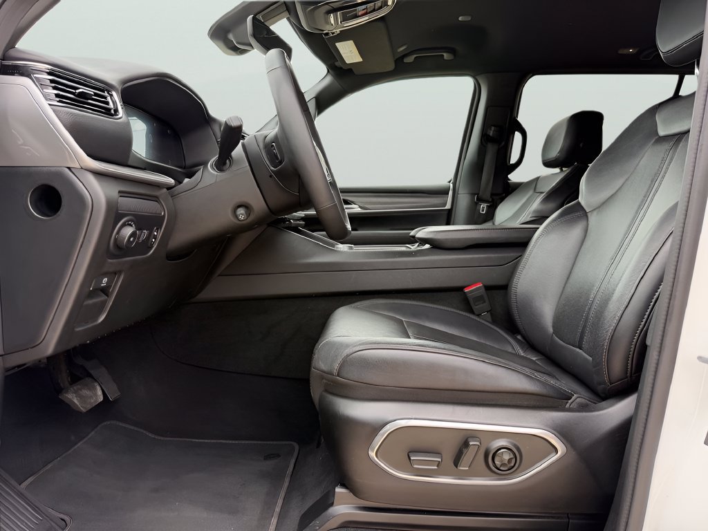 Used 2024 Jeep Wagoneer L Series II RWD image 10
