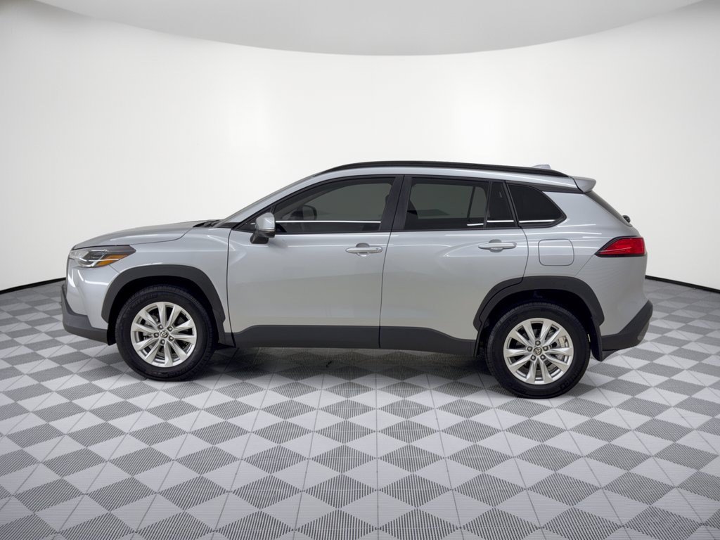 Used 2024 Toyota Corolla Cross LE FWD image 2