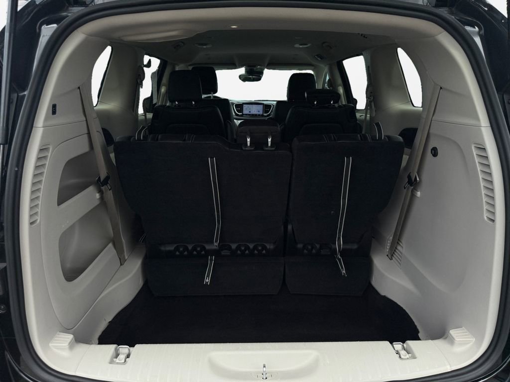 Certified 2023 Chrysler Pacifica Touring-L image 17