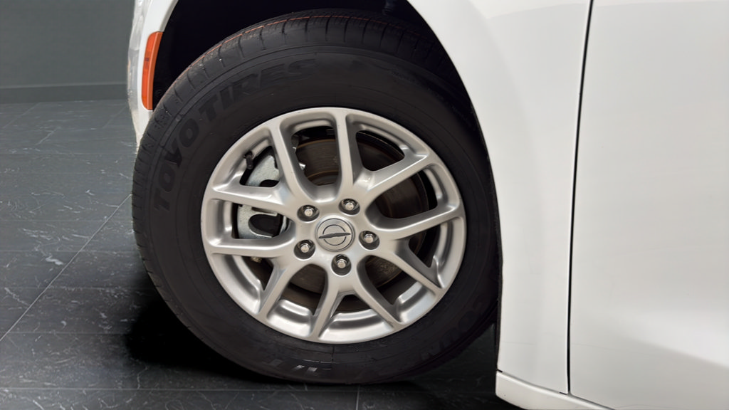 Used 2024 Chrysler Pacifica Touring-L FWD image 35