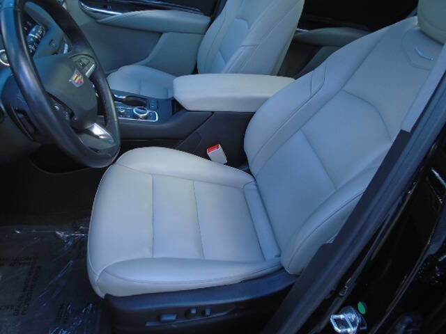 Used 2023 Cadillac XT4 Luxury w/ Cold Weather Package AWD/4WD image 10