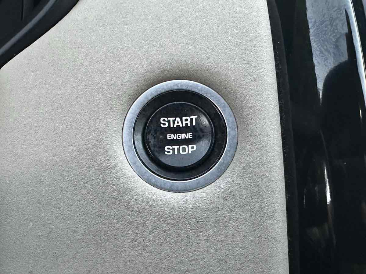 Used 2018 Land Rover Discovery SE image 42