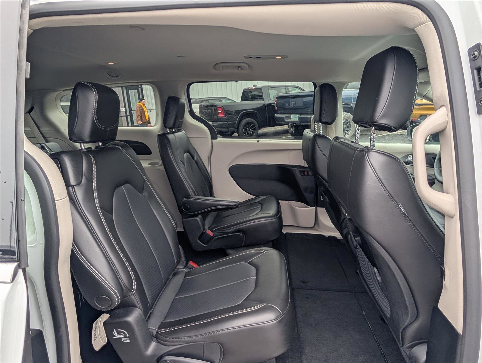 Used 2023 Chrysler Pacifica Touring-L image 11