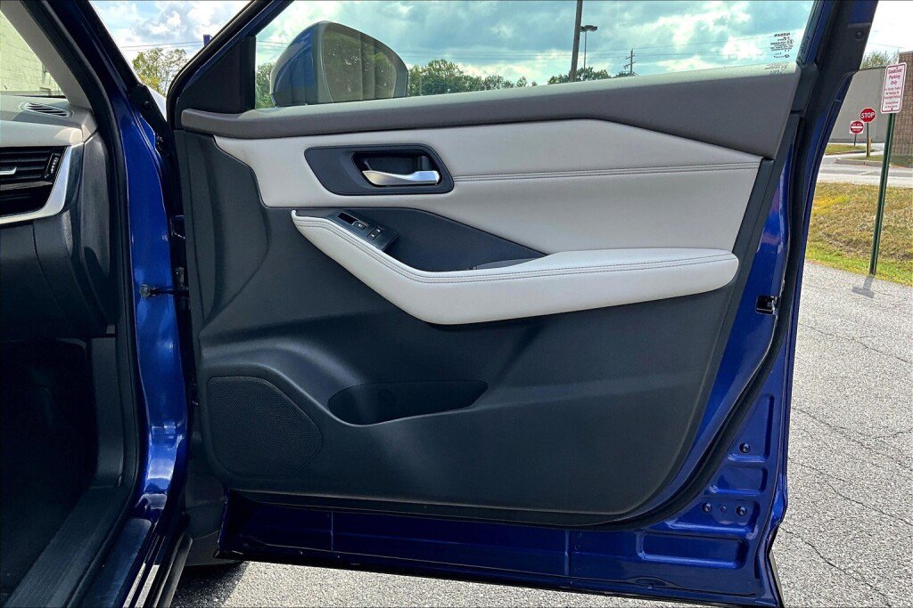 Used 2023 Nissan Rogue SL w/ SL Premium Package image 14