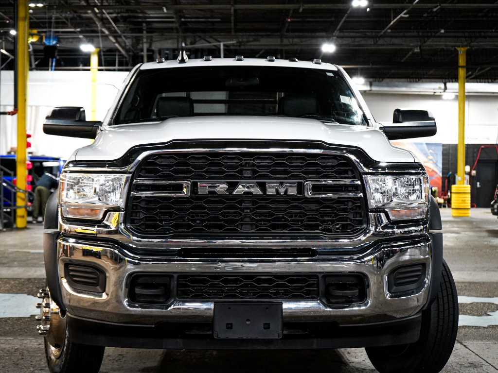 Used 2022 RAM 5500 Tradesman w/ Chrome Appearance Group AWD/4WD image 3