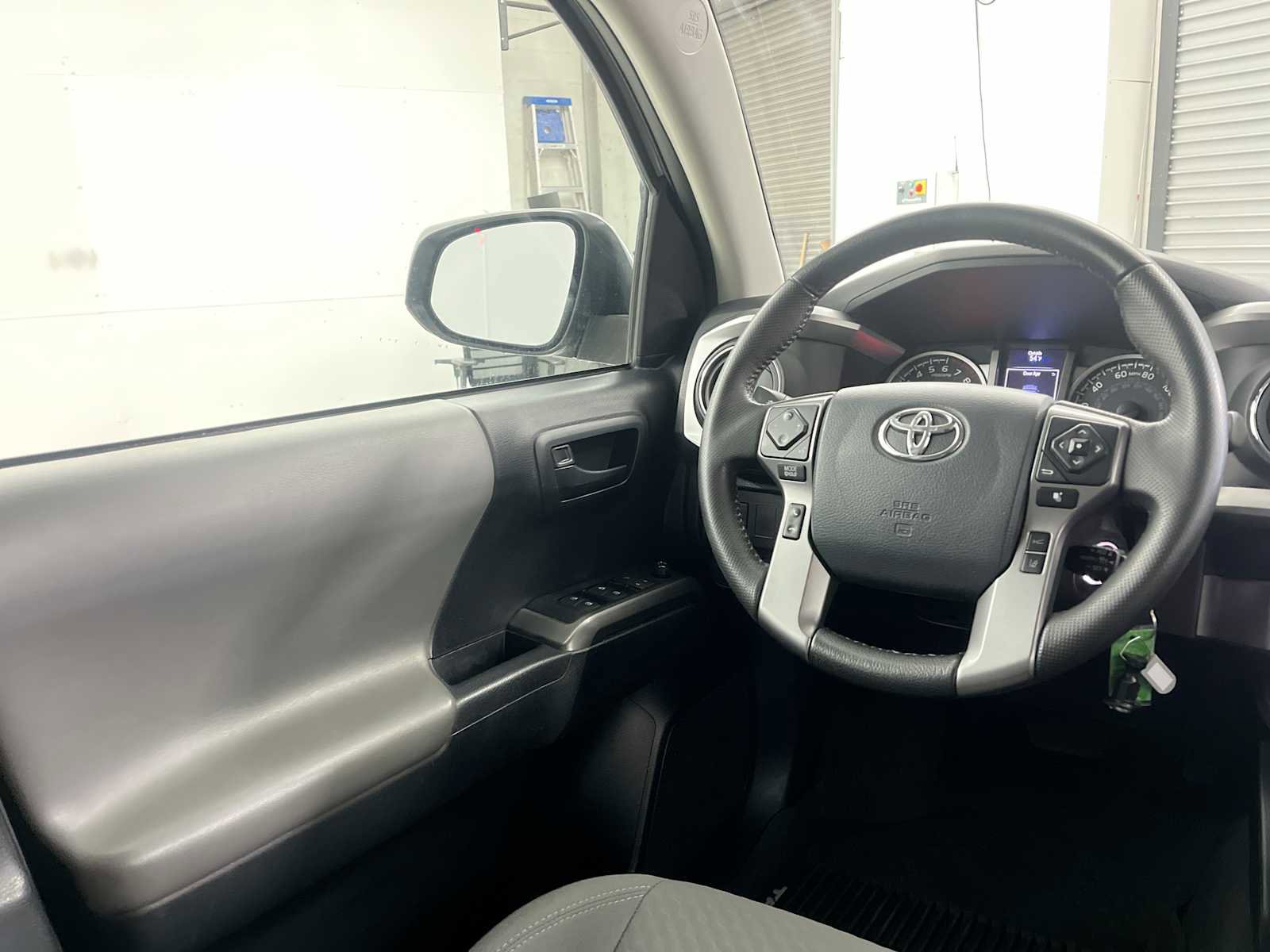Used 2020 Toyota Tacoma SR5 AWD/4WD image 15