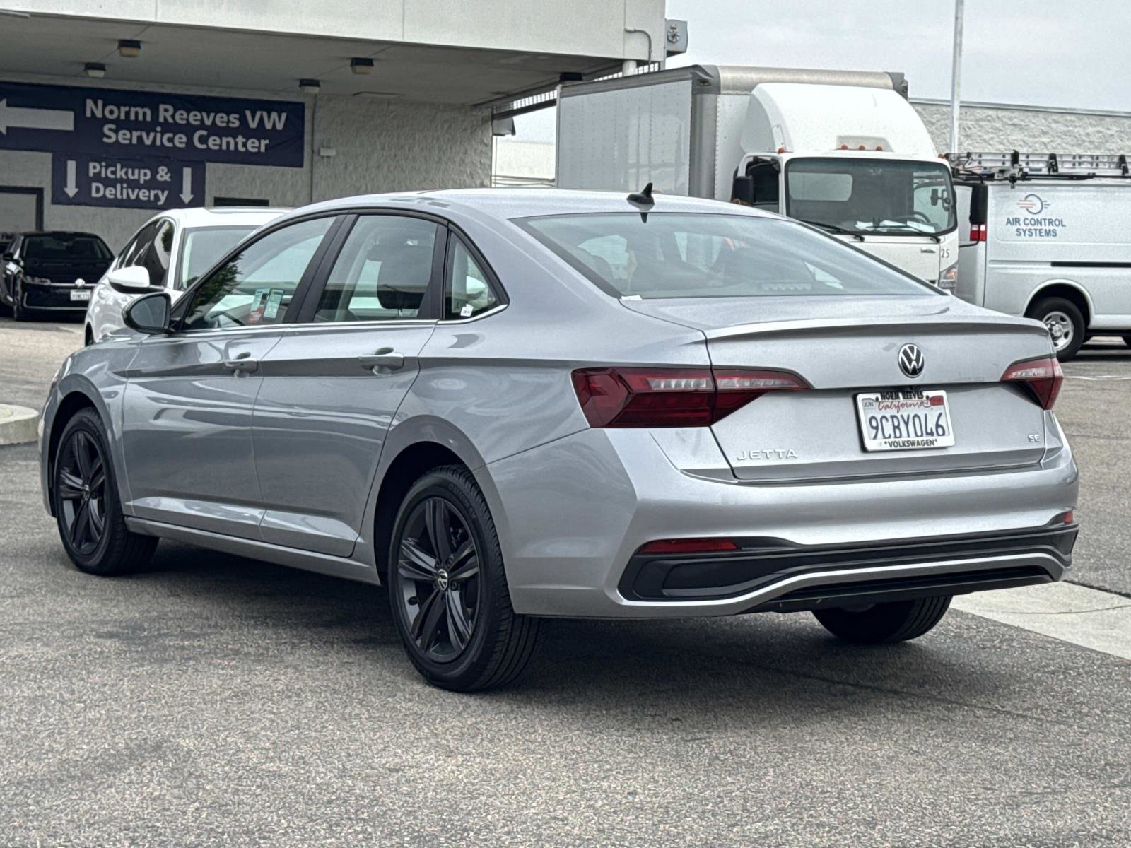 Certified 2022 Volkswagen Jetta SE image 3