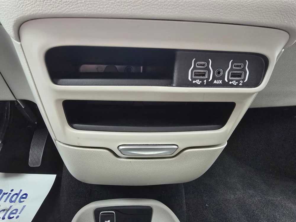 Used 2024 Chrysler Pacifica Touring-L image 18