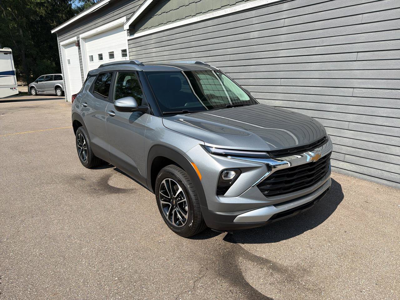 Used 2025 Chevrolet TrailBlazer LT AWD/4WD image 3