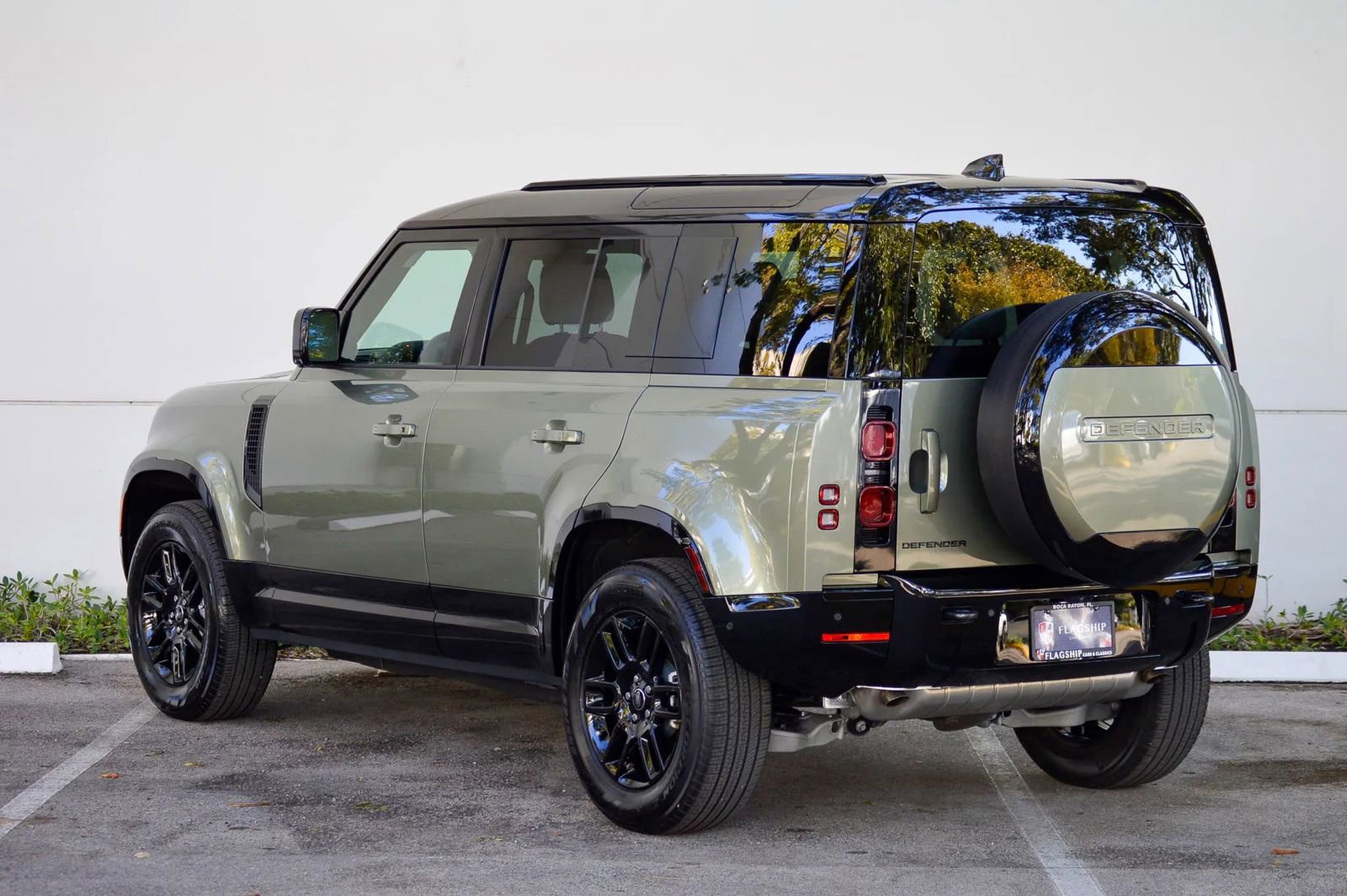 Used 2025 Land Rover Defender 110 X-Dynamic SE image 9