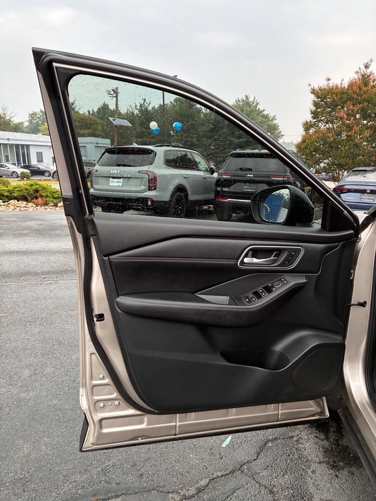 Used 2024 Nissan Rogue Platinum FWD image 45