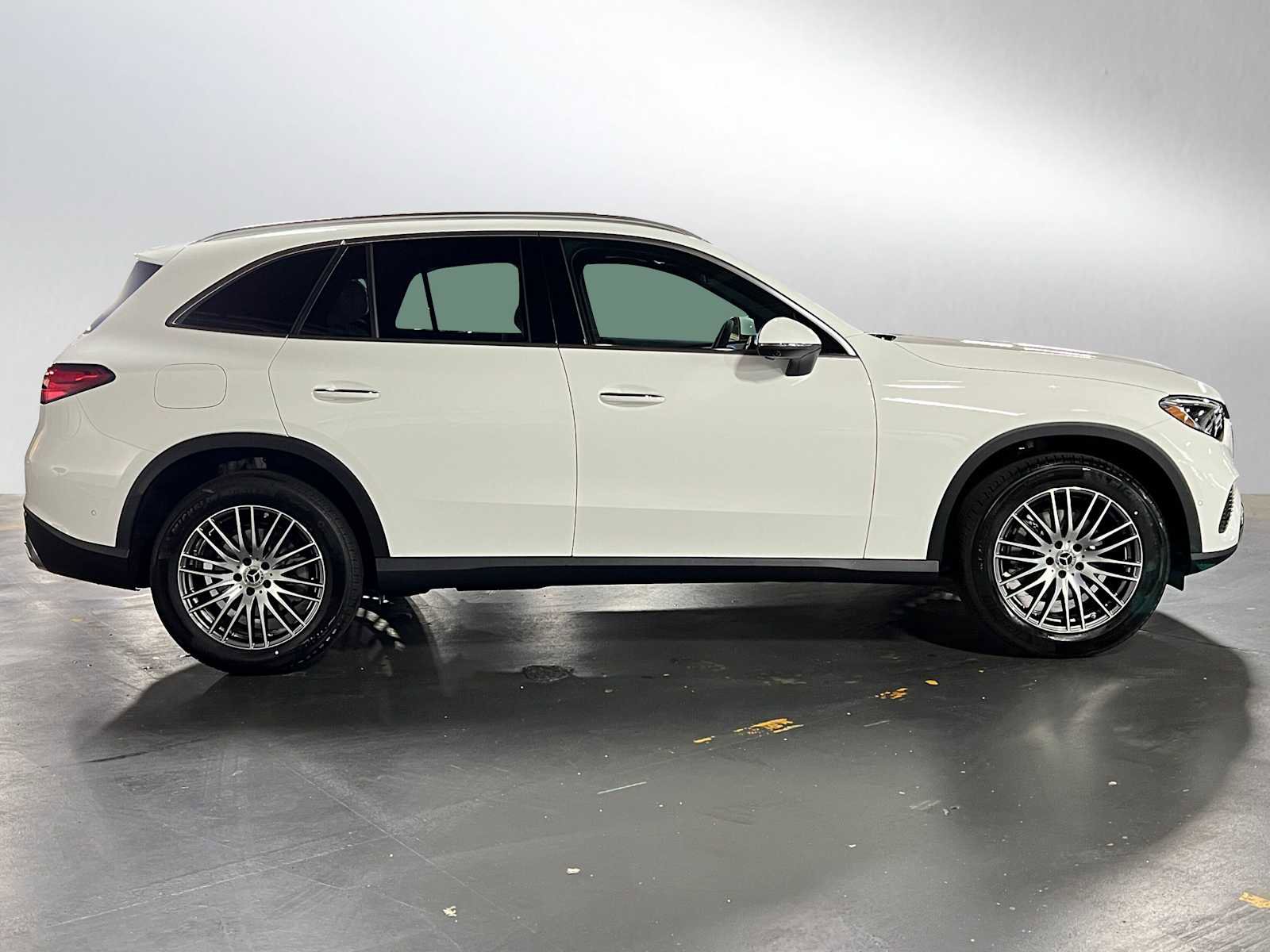 Used 2025 Mercedes-Benz GLC 300 4MATIC image 6