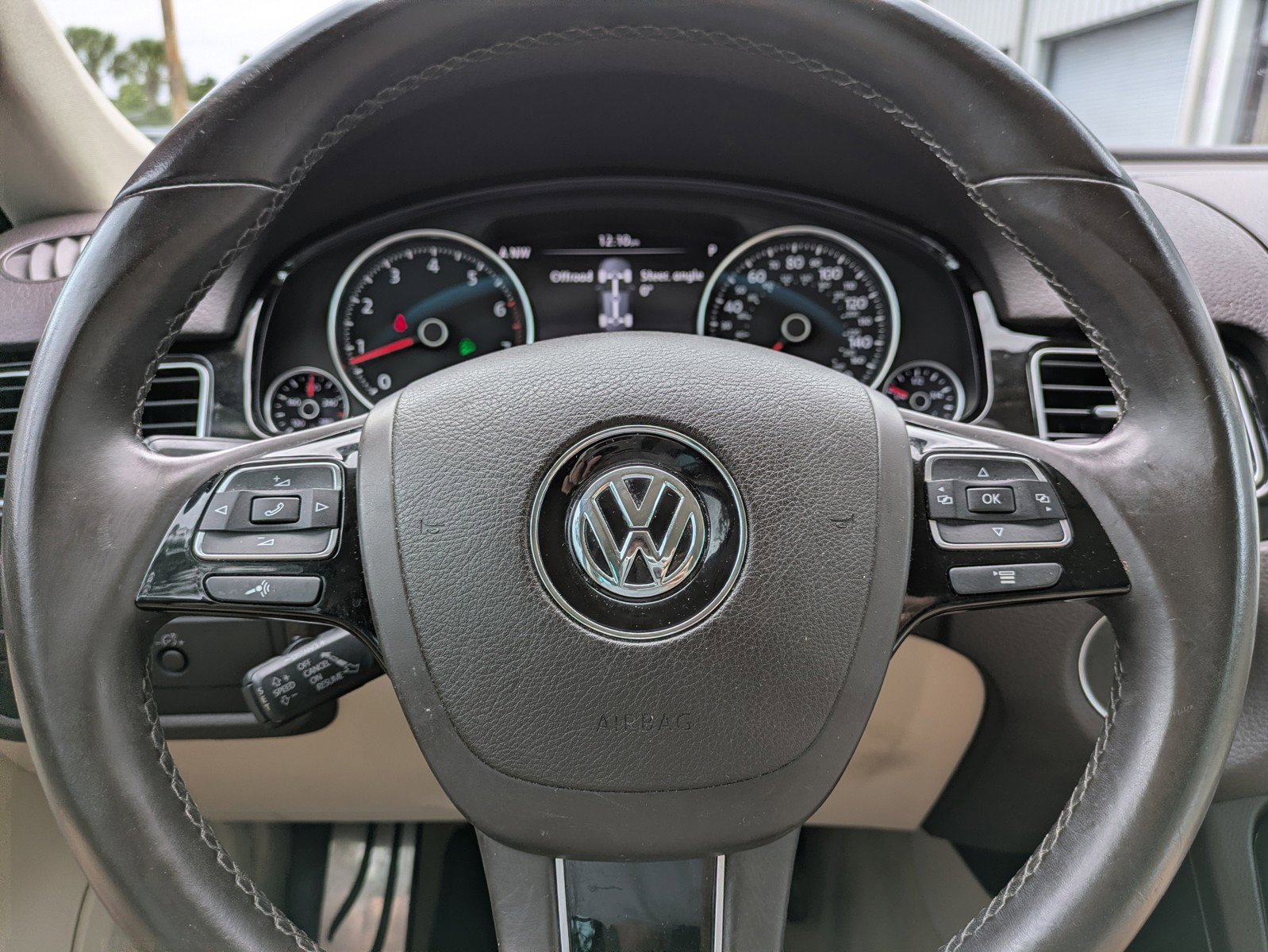 Used 2017 Volkswagen Touareg Sport AWD/4WD image 23