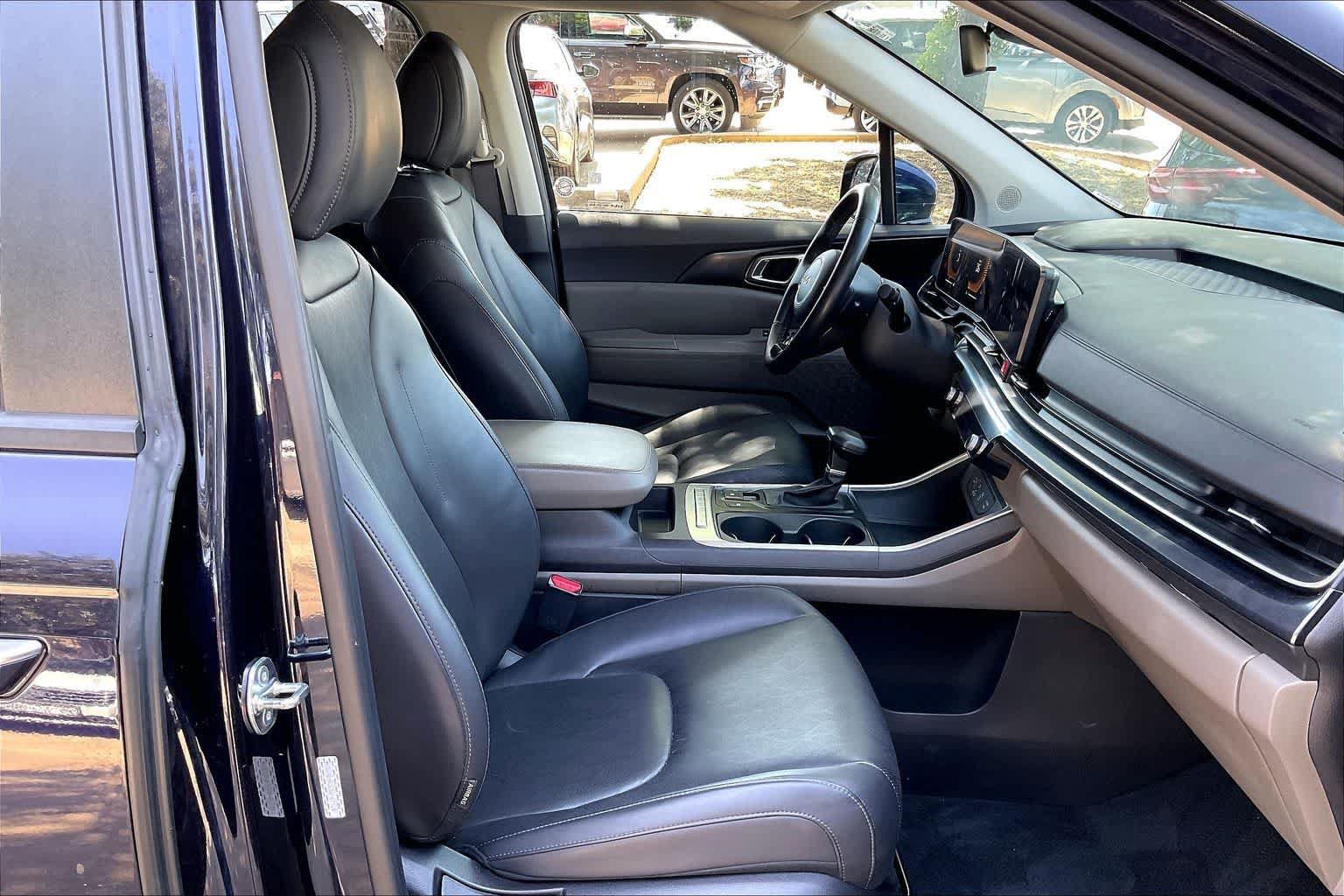 Certified 2025 Kia Carnival FWD image 12