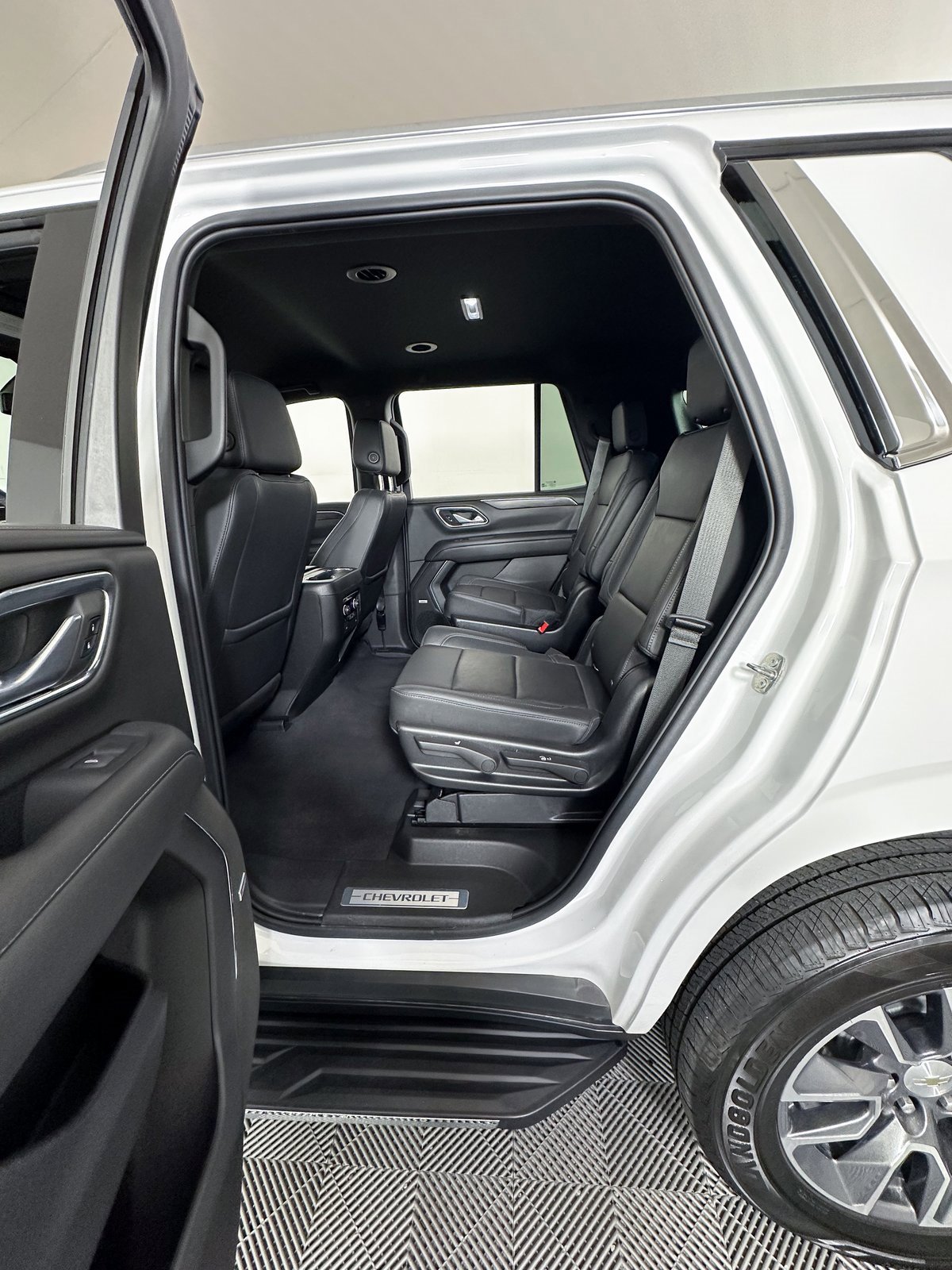 Used 2022 Chevrolet Tahoe LT w/ Luxury Package image 9