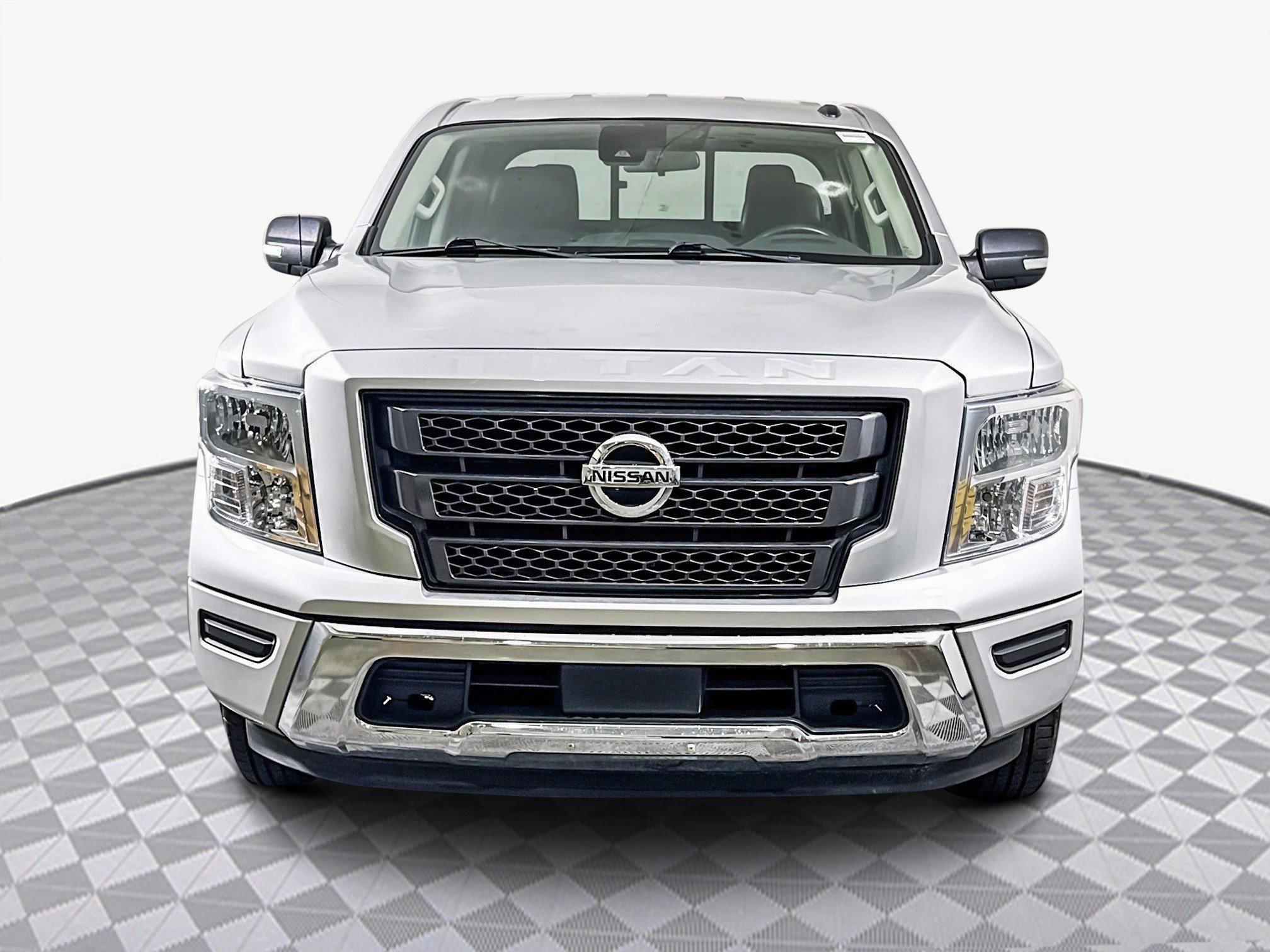 Used 2020 Nissan Titan SV image 2