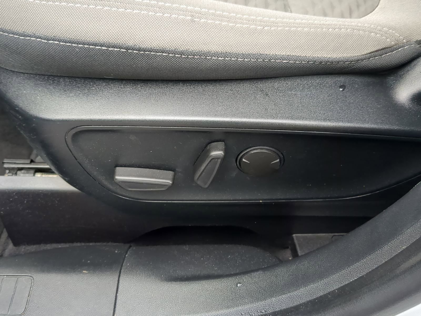 Used 2020 Ford Escape SE image 19