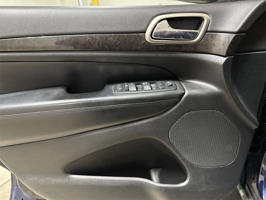 Used 2012 Jeep Grand Cherokee Laredo w/ Laredo E Group image 19