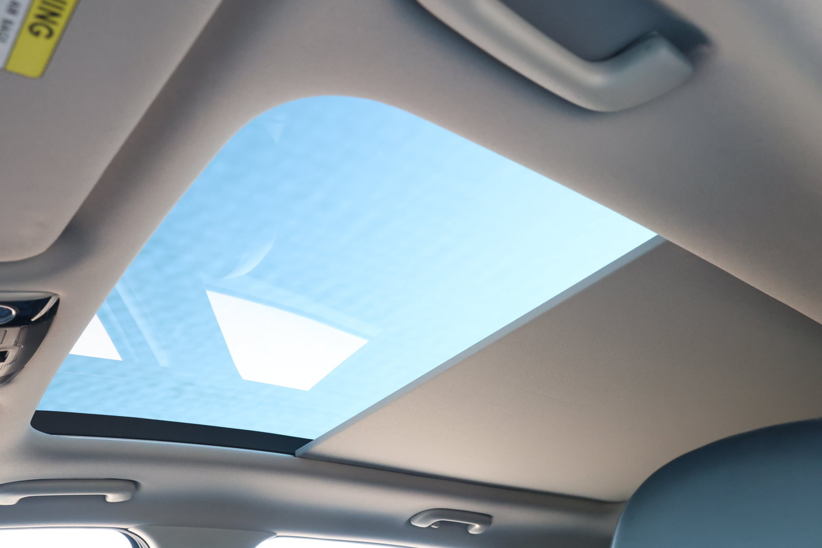 Used 2022 Kia Sorento EX w/ Panoramic Sunroof Package FWD image 3